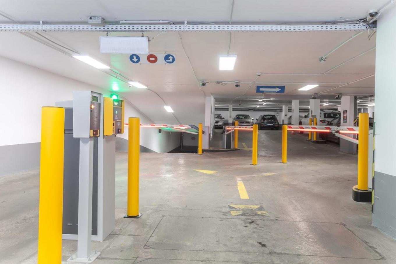 Modern 3br Free Parking Prime Location Apartment *